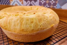 Bolo de goma de tapioca recém-assado, com uma crosta dourada e fofa