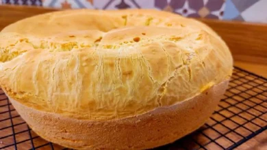 Bolo de goma de tapioca recém-assado, com uma crosta dourada e fofa