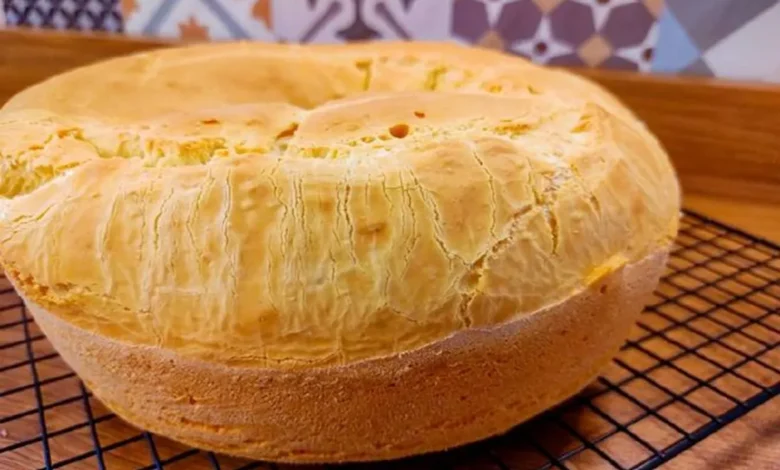 Bolo de goma de tapioca recém-assado, com uma crosta dourada e fofa