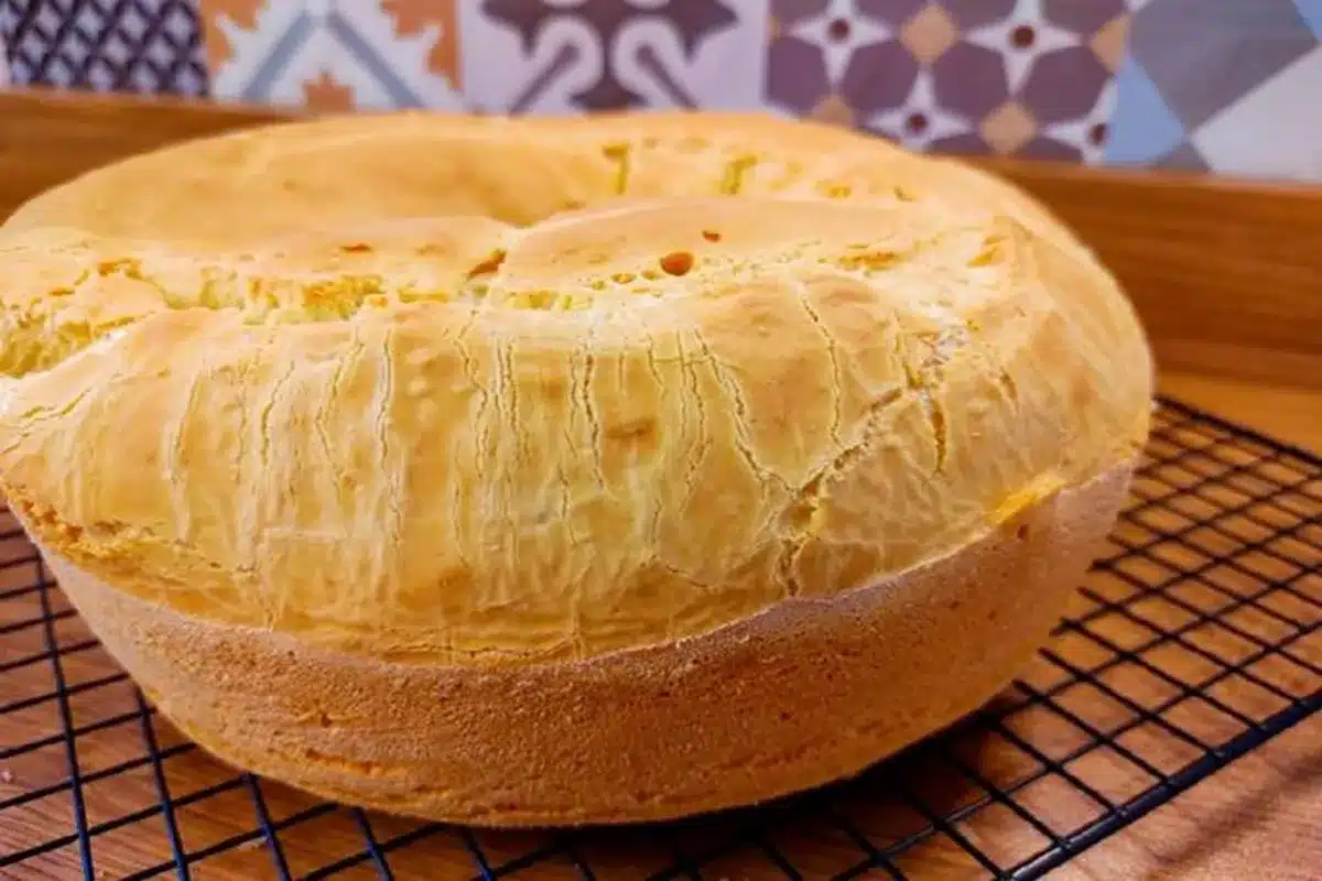 Bolo de goma de tapioca recém-assado, com uma crosta dourada e fofa