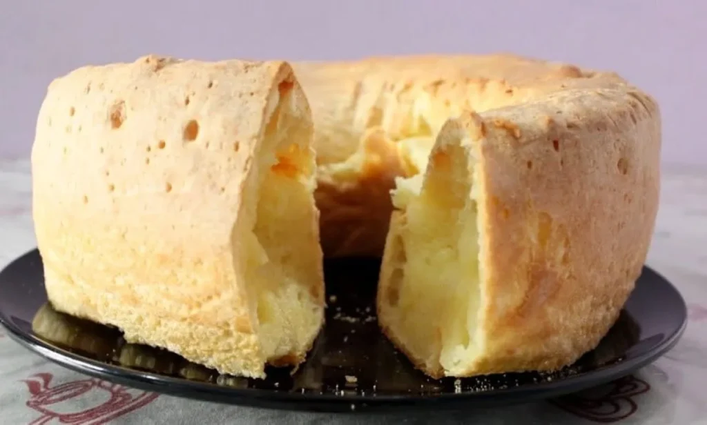 Bolo de goma de tapioca cortado, revelando seu interior macio e fofo, ideal para quem busca aperfeiçoar as técnicas de preparo