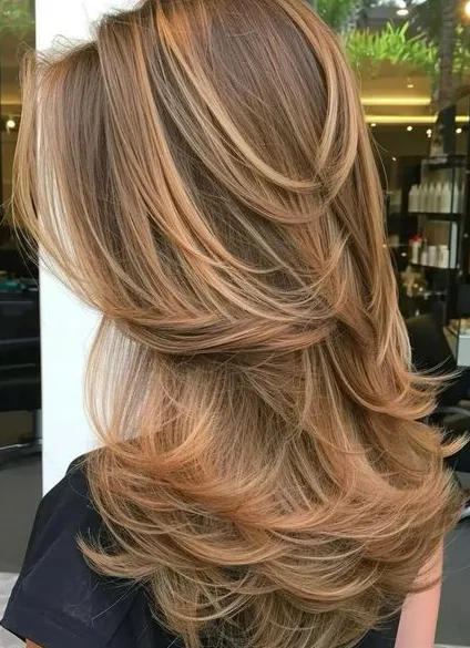 Corte de cabelo em camadas, com brilho e movimento.