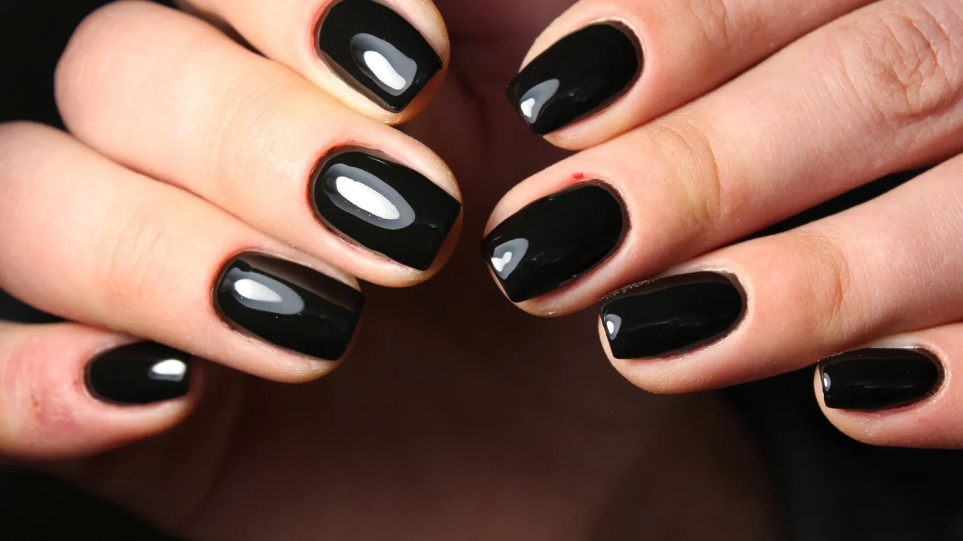 Unhas com esmalte preto clássico, com acabamento brilhante