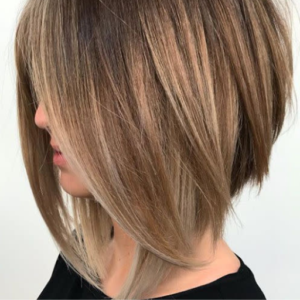 Corte de cabelo long bob angulado, ideal para afinar o rosto.