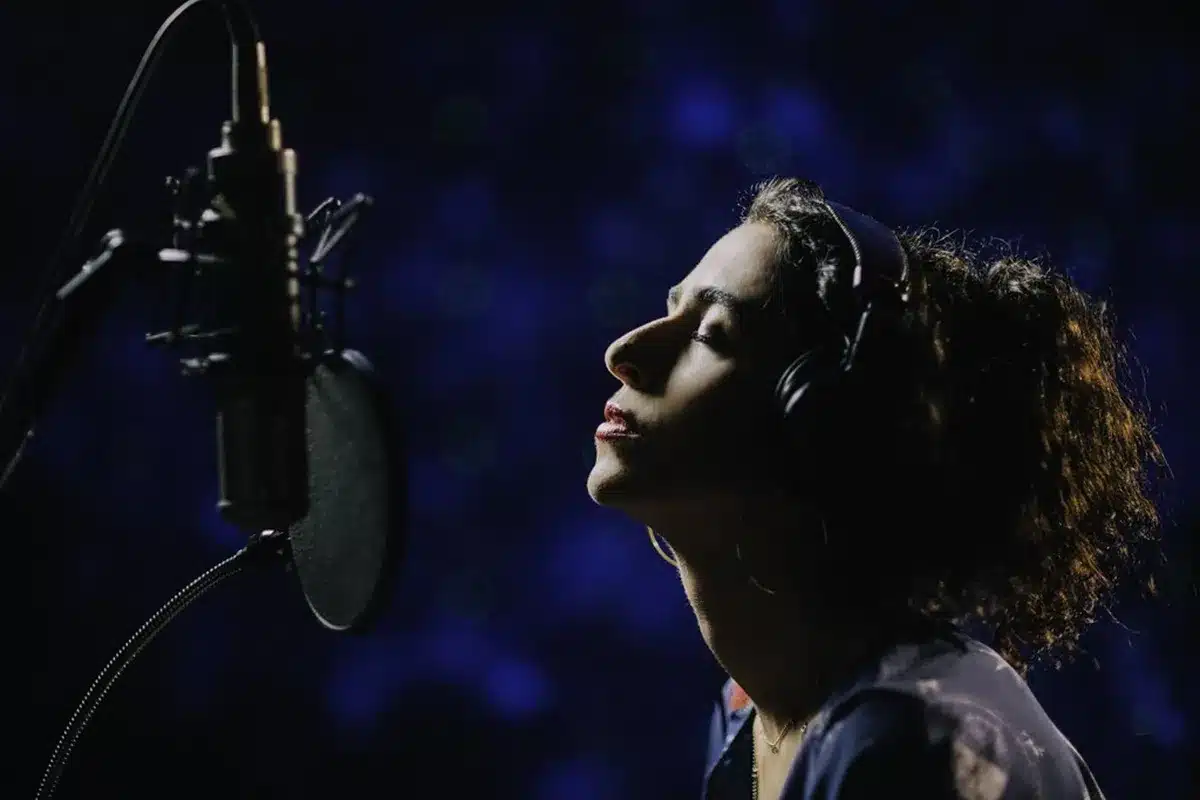 Cantora Marisa Monte gravando música em estúdio