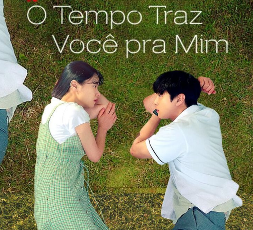 Cartaz da série "O Tempo Traz Você pra Mim", com os protagonistas em uma cena romântica de deitados no chão, olhando um para o outro.