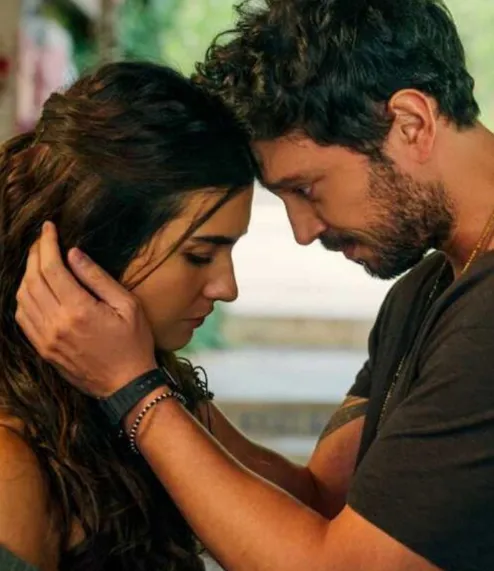 Cena romântica da novela turca 'Uma Nova Mulher' com casal se olhando