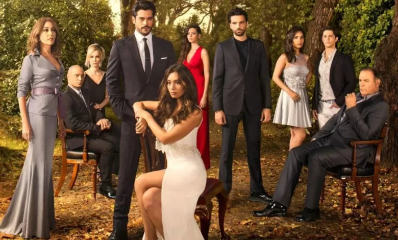 Cena de 'Amor sem Fim', mostrando os protagonistas principais, refletindo o romance atemporal e os desafios do reencontro após anos separados.