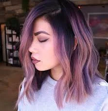 Bob desfiado com mechas coloridas em tons de lilás e rosa