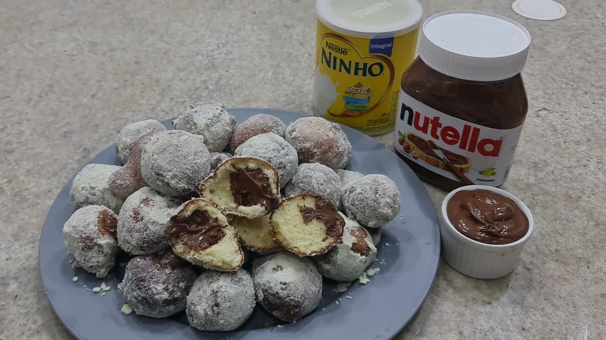 Bolinhos de leite Ninho recheados com Nutella e cobertos com leite em pó.