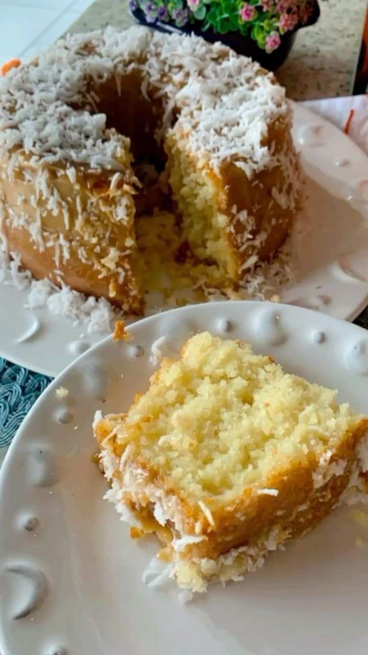 Bolo de tapioca com coco, servido em prato com uma fatia generosa.