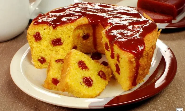 Bolo de fubá com goiabada servido em prato, com pedaços do bolo e goiabada visíveis.