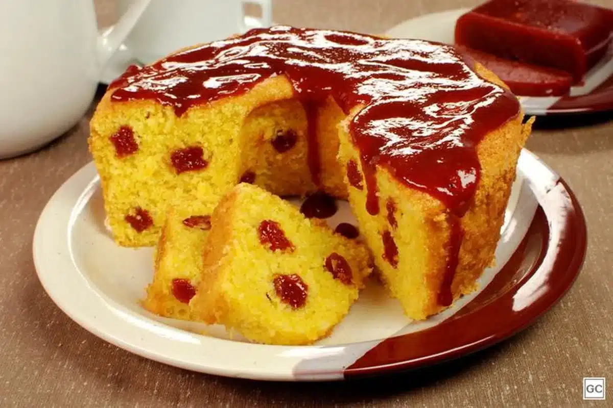 Bolo de fubá com goiabada servido em prato, com pedaços do bolo e goiabada visíveis.