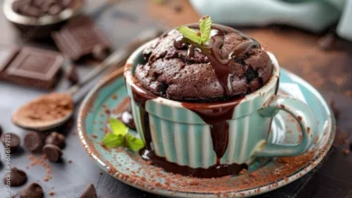 Brownie de chocolate pronto em 3 minutos, feito em uma xícara, com uma aparência deliciosa e fofinha.