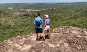 Casal caminhando por uma trilha na Chapada Diamantina, explorando novas rotas turísticas.