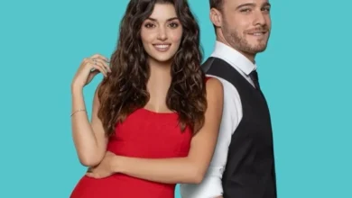 Protagonistas de Sen Çal Kapımı posam com estilo em fundo colorido.