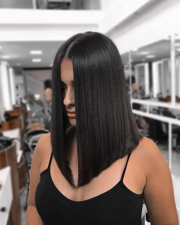 Corte de cabelo chanel longo e liso, com acabamento reto nas pontas.