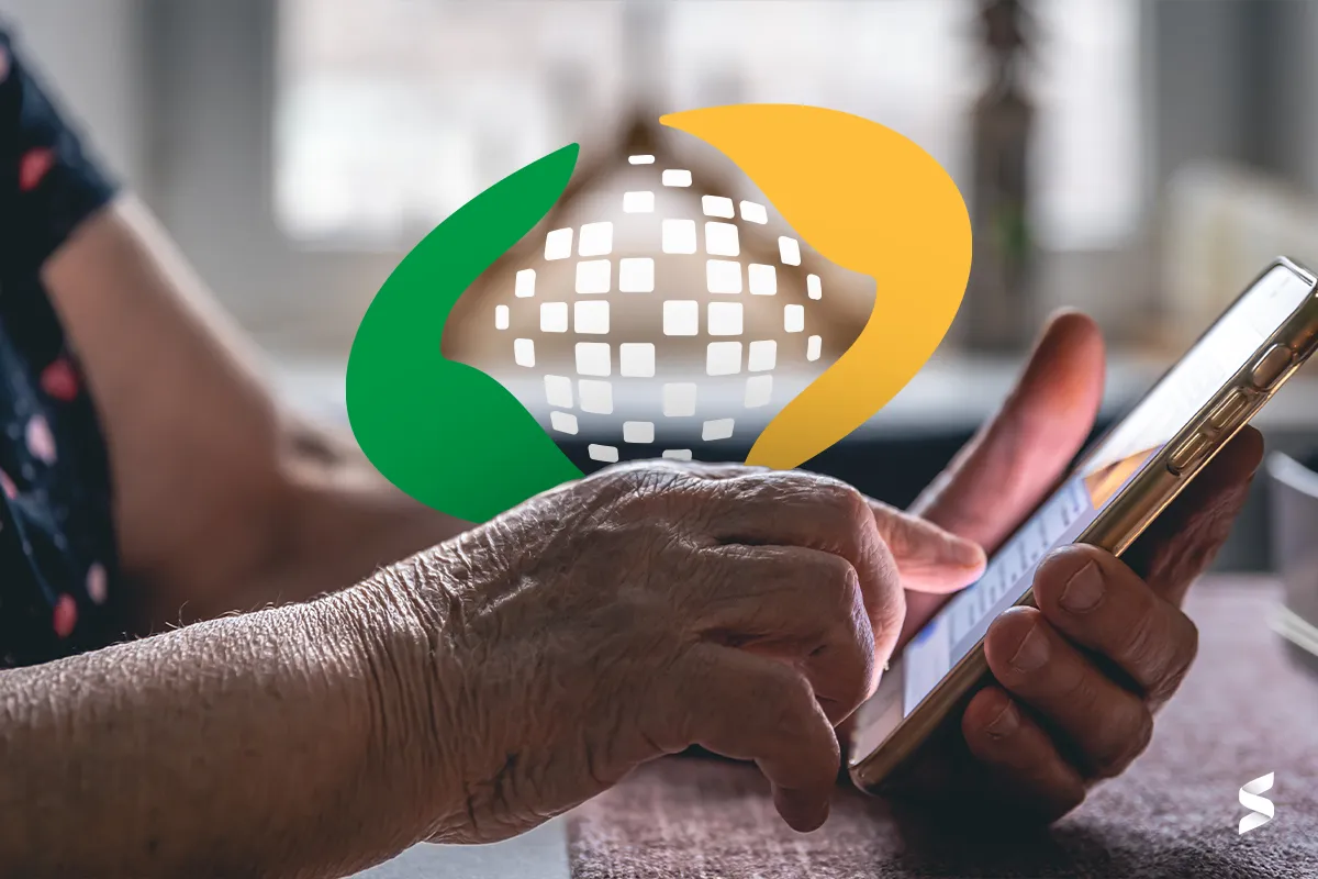 Pessoa idosa consultando o celular, com o logo do INSS na tela, simbolizando a consulta para saber se está na lista dos atrasados.