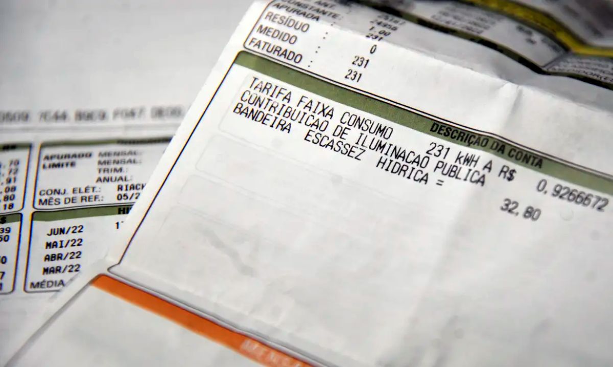 Conta de luz detalhando o consumo de energia e a cobrança da tarifa, representando a importância dos descontos para idosos acima de 60 anos.