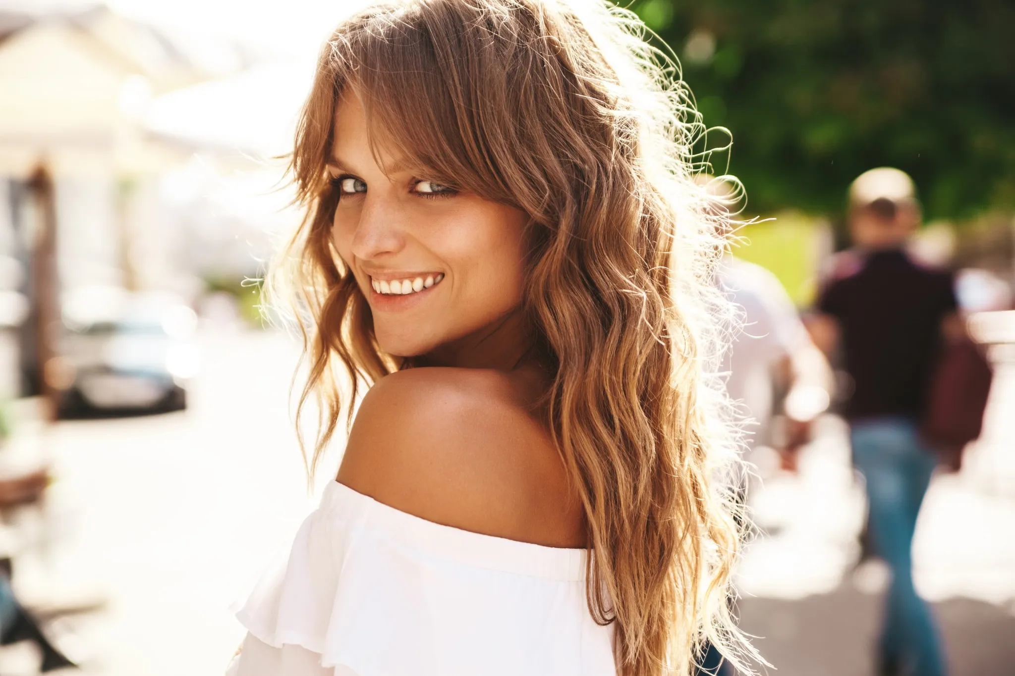 Mulher com cabelo longo e franja, estilo moderno e fácil de manter.