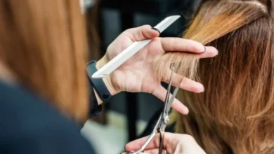 Pessoa cortando o cabelo com tesoura, mostrando o processo de transformação de visual.
