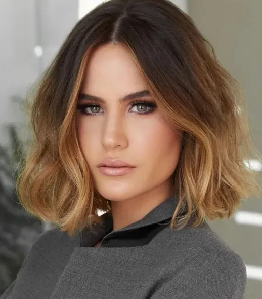 Mulher com corte blunt cut, com cabelo texturizado e ombré