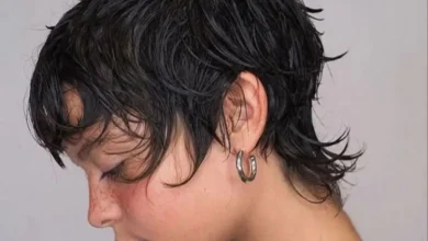 "Corte Pixie Mullet molhado com estilo moderno e acessórios simples" Título: "Pixie Mullet Estilo Único