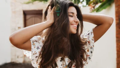 Mulher sorrindo com cabelo longo e volumoso, corte fácil de manter.