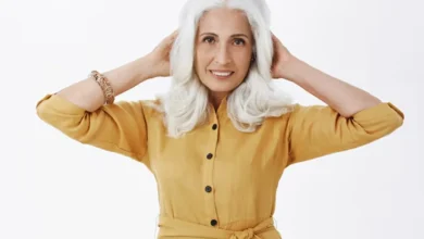 Mulher com cabelo longo e prateado, exibindo um estilo sofisticado e elegante, ideal para mulheres maduras.