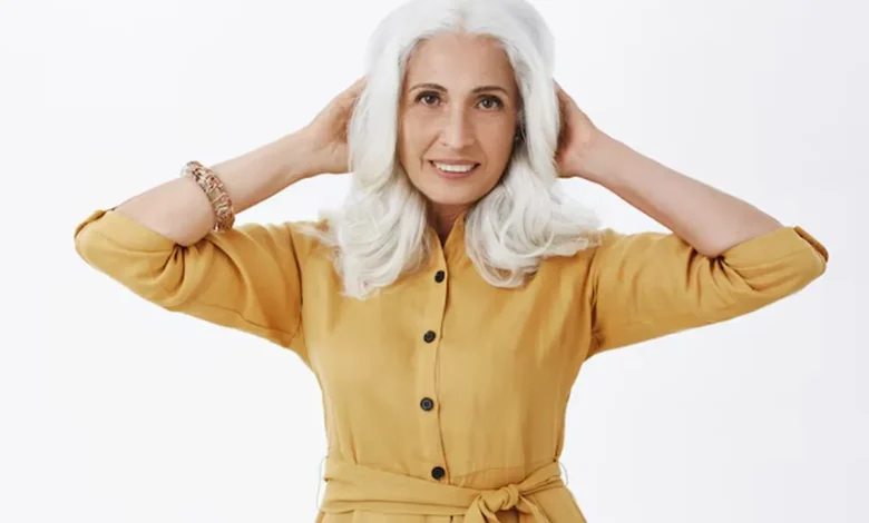 Mulher com cabelo longo e prateado, exibindo um estilo sofisticado e elegante, ideal para mulheres maduras.