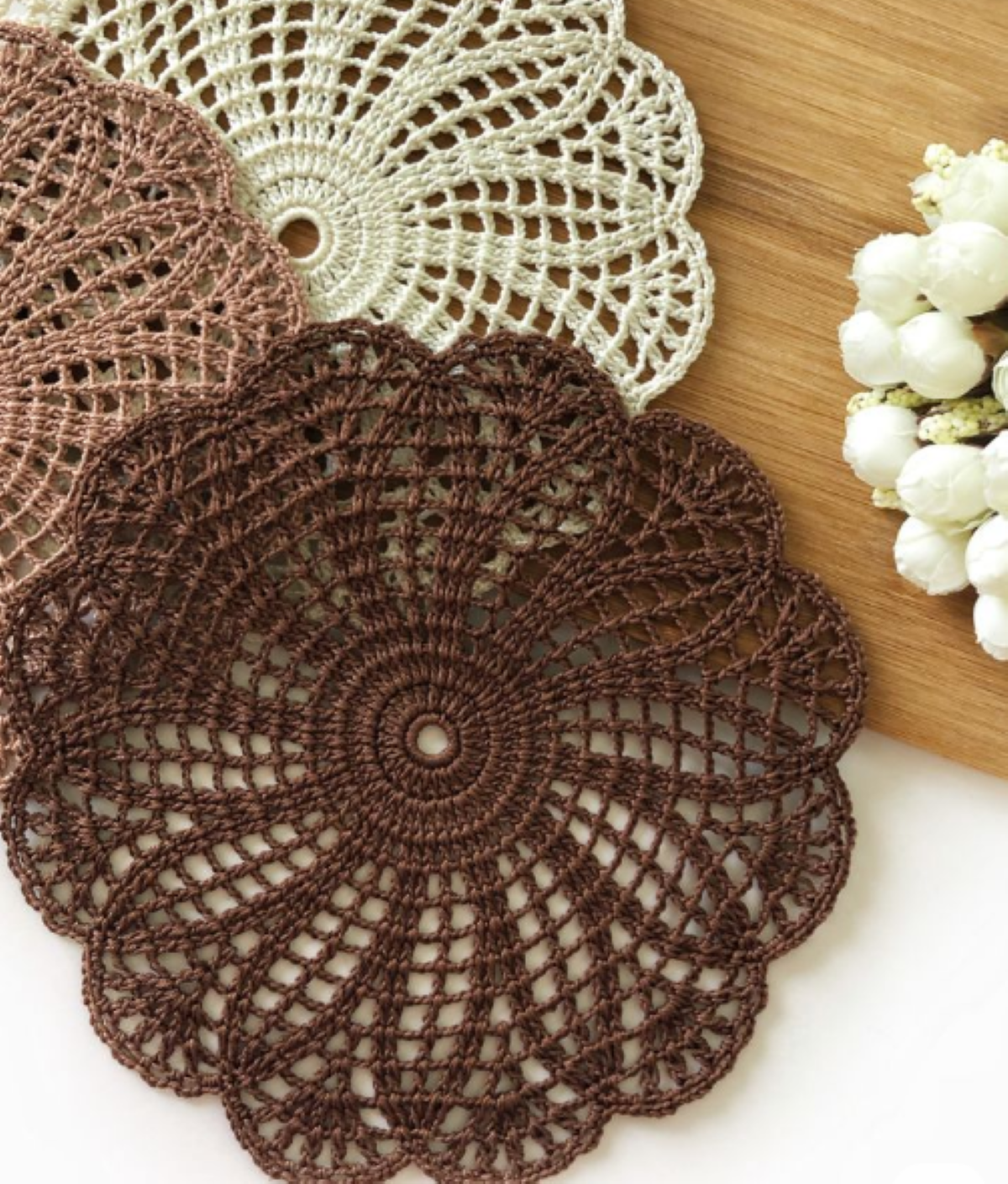 Centro de mesa em crochê com design delicado, ideal para decoração.