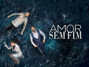 Cena da novela turca 'Amor Sem Fim', com os protagonistas em uma imagem dramática na água, representando o conflito central da trama.