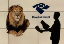 Imagem do leão da Receita Federal e uma pessoa segurando papéis, representando a declaração do Imposto de Renda.