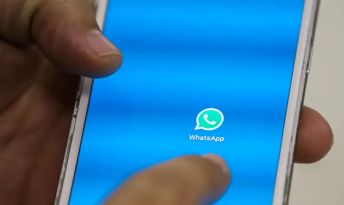  Pessoa acessando o aplicativo WhatsApp em um smartphone.