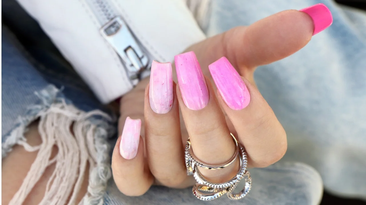 Unhas com esmalte rosa sofisticado, com uma transição suave de tonalidades claras e escuras, proporcionando um visual moderno e elegante