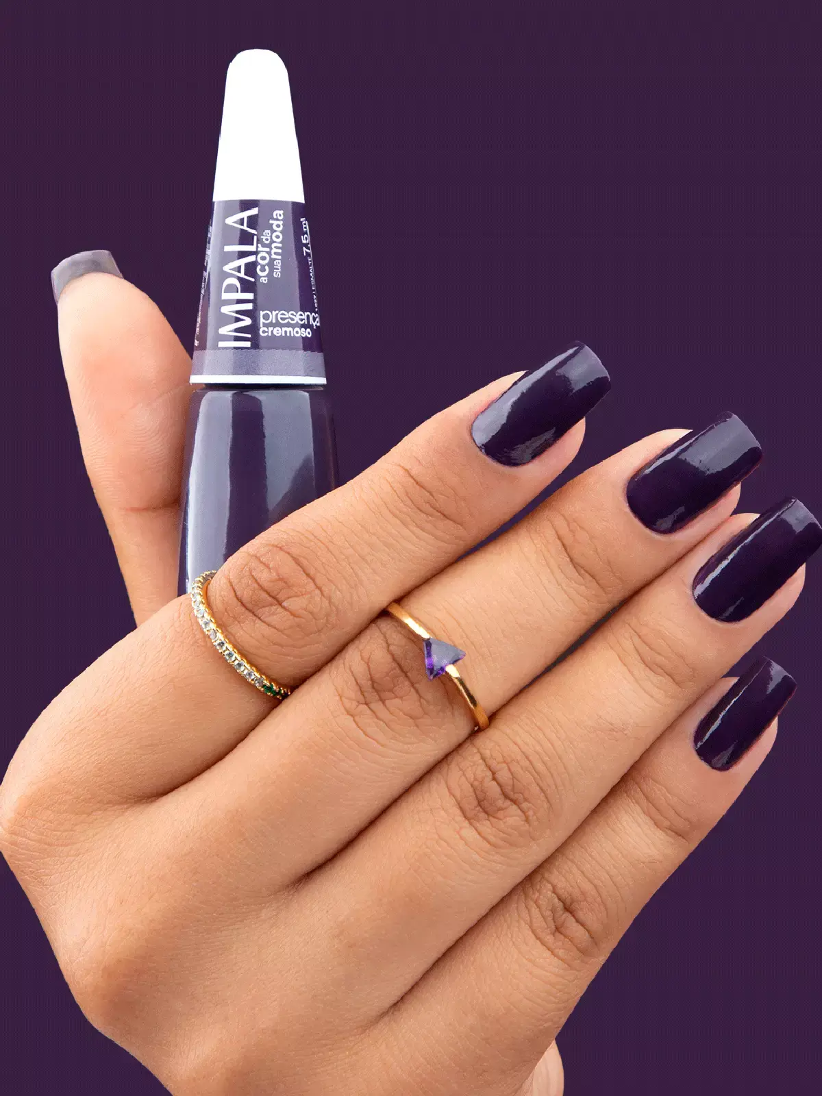 Unhas esmaltadas com o esmalte Impala na cor escura, refletindo a tendência de moda do ano.