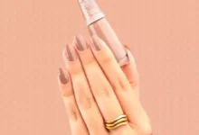 Unhas esmaltadas com o esmalte Impala na cor Linho, um nude rosado sofisticado.
