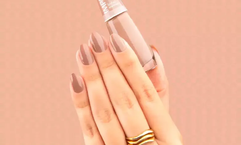 Unhas esmaltadas com o esmalte Impala na cor Linho, um nude rosado sofisticado.