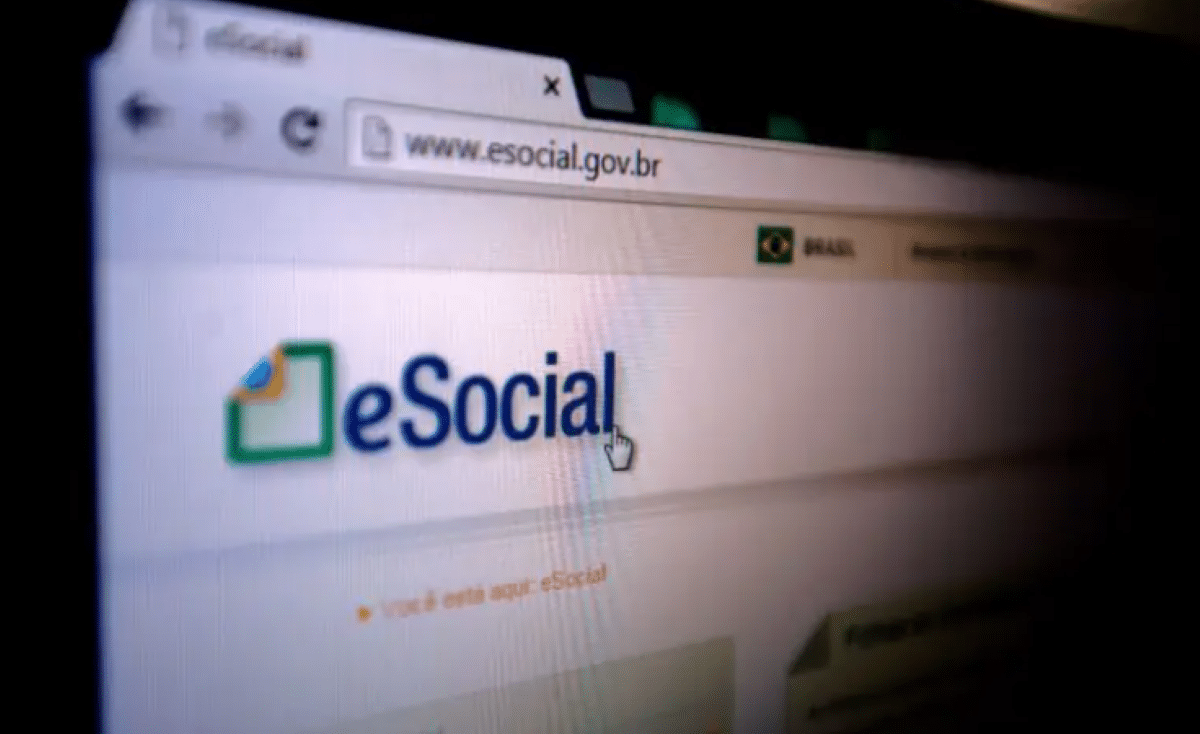 Tela do site eSocial com foco no logo, mostrando a importância do registro para o INSS..