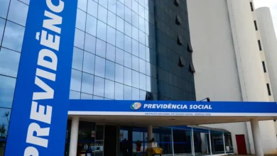 Fachada do prédio do INSS com a placa "Previdência Social" destacada.