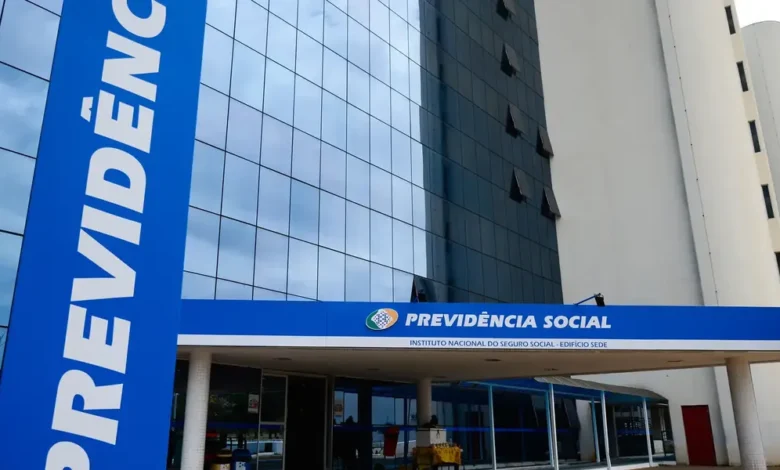 Fachada do prédio do INSS com a placa "Previdência Social" destacada.