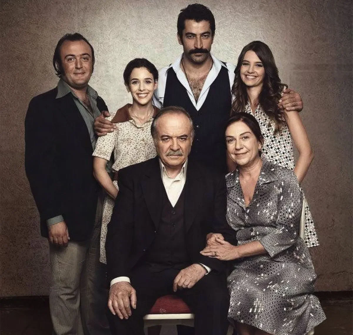  Elenco principal da novela Karadayı em uma foto de família.