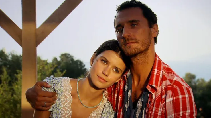 Cena romântica da novela 'Fatmagul', mostrando os protagonistas em um momento de carinho, refletindo o drama e a superação de obstáculos.