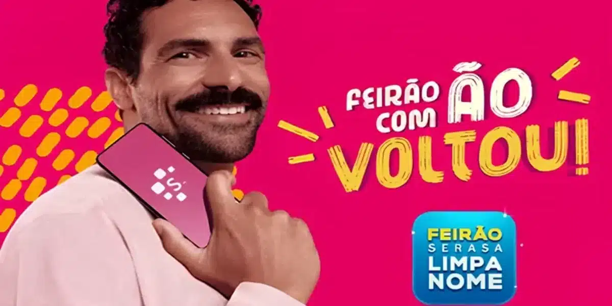 Banner do Feirão Limpa Nome Serasa com a frase 'Feirão com a Volta!' e um homem sorrindo com um celular na mão.