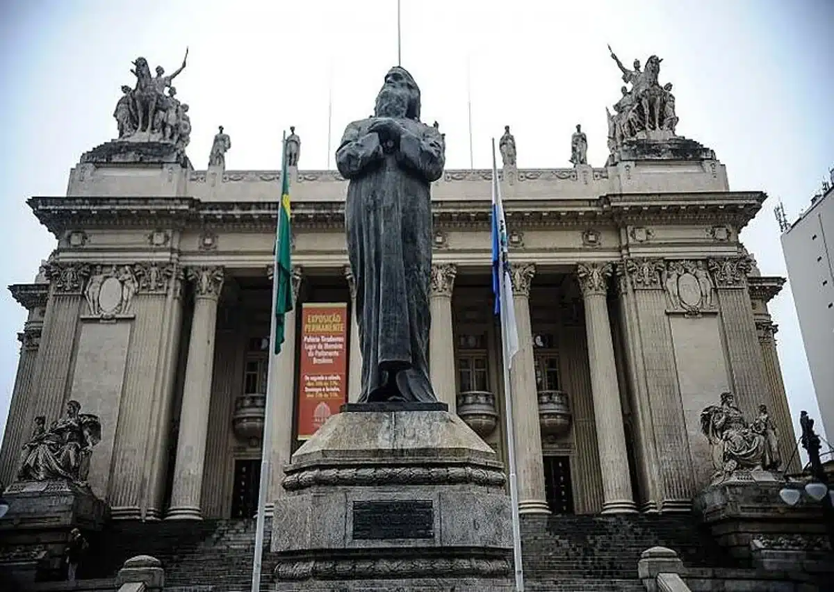 Estátua em frente ao Palácio da Assembleia Legislativa do Estado de São Paulo, símbolo histórico da cidade.