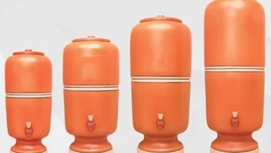 Conjunto de filtros de barro em diferentes tamanhos, com torneiras, sobre fundo claro.
