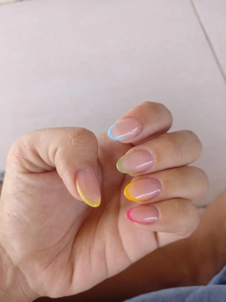 Unhas francesinhas coloridas, com as pontas em cores vibrantes e modernas.
