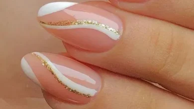 Unhas francesinhas com detalhe dourado e elegante.