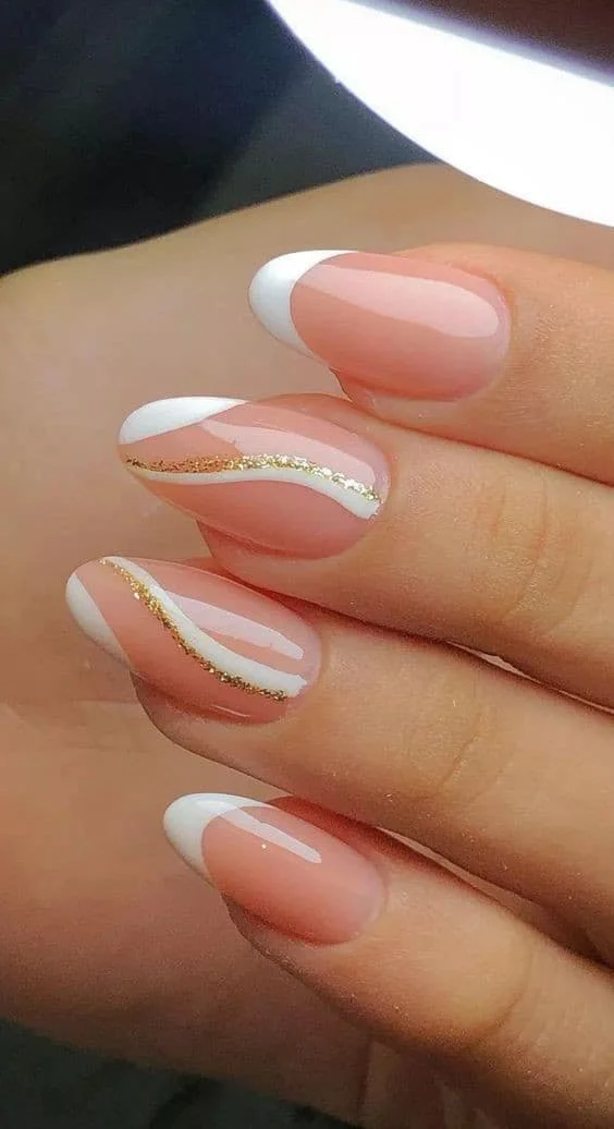 Unhas francesinhas com detalhe dourado e elegante.