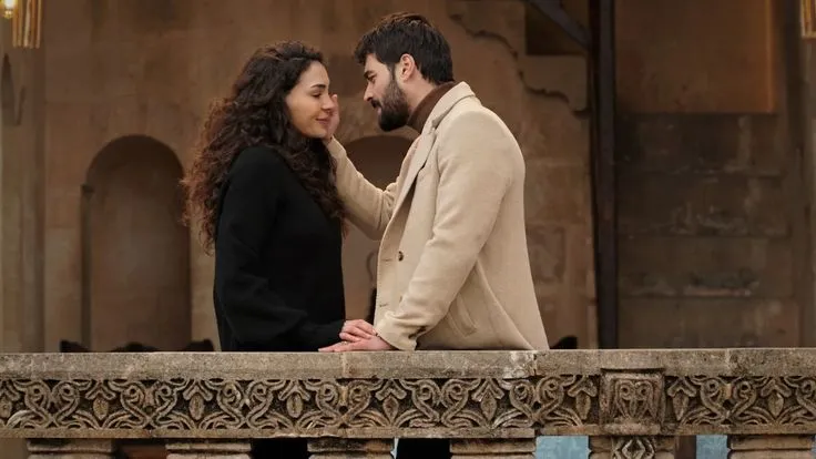 Cena romântica de 'Hercai: Amor e Vingança', com os protagonistas se olhando e em um momento de conexão emocional.